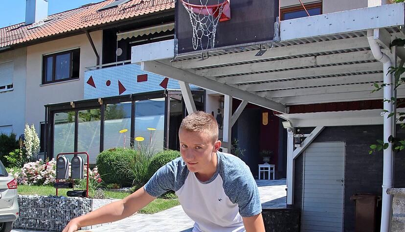 Etwas Training ist auch zu Hause f&uuml;r Kevin Ulrich m&ouml;glich. Der 16-J&auml;hrige r&uuml;ckt in das NBBL-Team der Merlins Crailsheim auf.
Fotos: Marc Schmerbeck