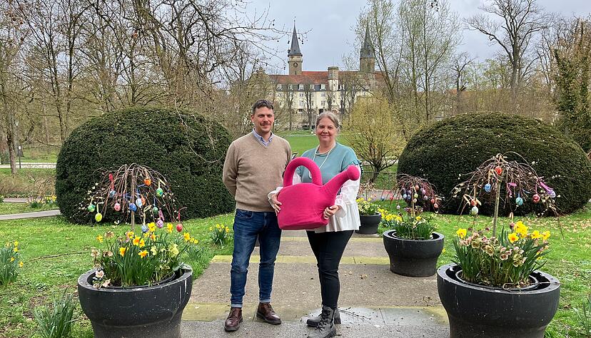 Stefanie Hornung und David K&ouml;nig haben schon Fl&ouml;hris Gie&szlig;kanne aus dem Keller geholt. Ab 22. April wird daran erinnert, dass die Landesgartenschau vor zehn Jahren in &Ouml;hringen Station gemacht hat. Das Lebensgef&uuml;hl von damals soll zur&uuml;ck kommen.