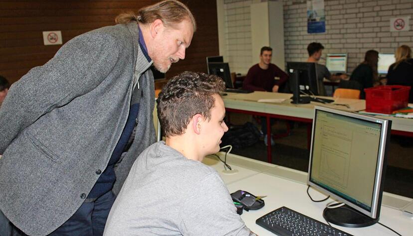 Professor Frank B&auml;uerle mit Sch&uuml;ler Benjamin Beckbissinger beim gemeinsamen Blick auf das Tutorial auf dem Rechner.Foto: Karin Freudenberger