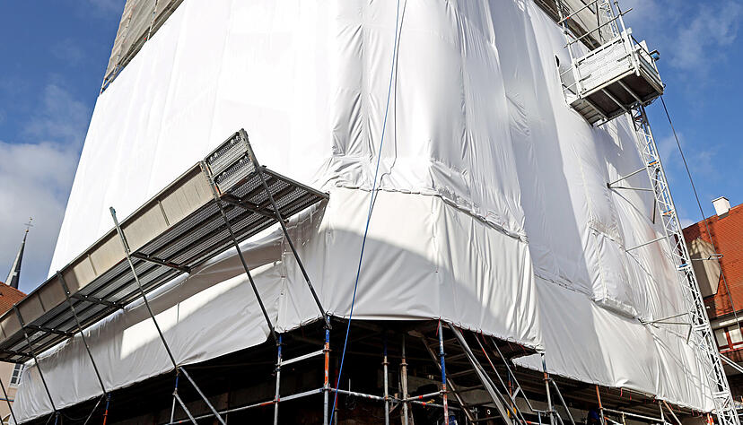Über die Wintermonate umhüllt eine Plastikplane den Blauen Turm. Foto: Ralf Seidel Über die Wintermonate umhüllt eine Plastikplane den Blauen Turm. Foto: Ralf Seidel