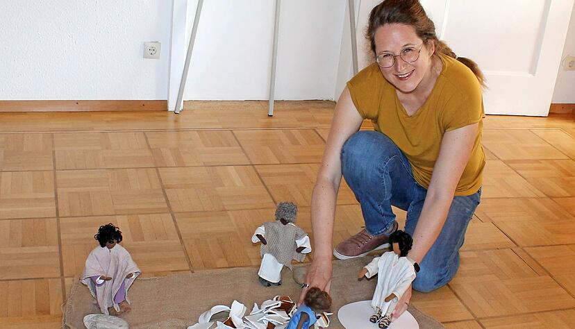 Damaris Friedrich hat im Büro in der Brückenstraße in Willsbach ein Bodenbild zu einer biblischen Erzählung aufgebaut: Die Ehebrecherin im Scherbenhaufen. Jesus" Vergebung zeigt, dass es auch im Leben einen Ausweg gibt.
Foto: Sabine Friedrich Damaris Friedrich hat im Büro in der Brückenstraße in Willsbach ein Bodenbild zu einer biblischen Erzählung aufgebaut: Die Ehebrecherin im Scherbenhaufen. Jesus" Vergebung zeigt, dass es auch im Leben einen Ausweg gibt.
Foto: Sabine Friedrich