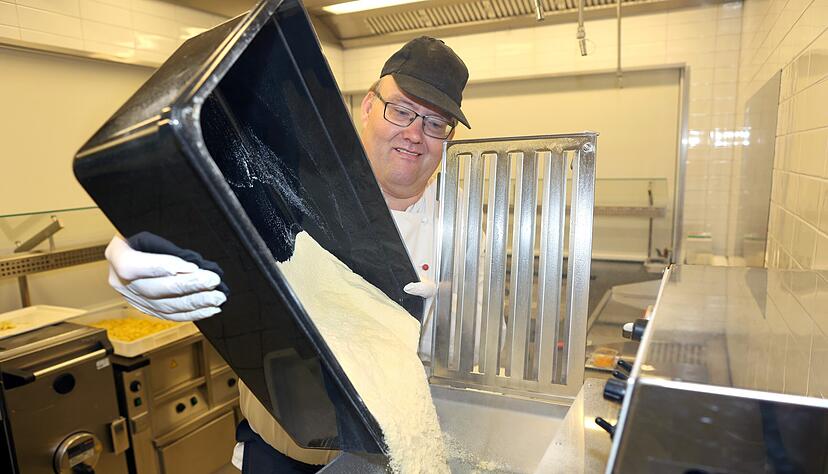 Die Pasta für die Heilbronner Mensen wird in Sontheim hergestellt: Küchenleiter Stefan Harms kippt Grieß in die Pasta-Maschine. Die Pasta für die Heilbronner Mensen wird in Sontheim hergestellt: Küchenleiter Stefan Harms kippt Grieß in die Pasta-Maschine.
