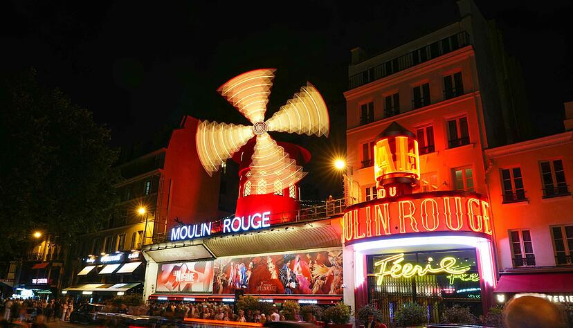 Ein neues Mühlrad für das Moulin Rouge - mehr als ein Jahr nach dem Absturz des alten Konstrukts drehen sich an dem Theater wieder die Flügel. Ein neues Mühlrad für das Moulin Rouge - mehr als ein Jahr nach dem Absturz des alten Konstrukts drehen sich an dem Theater wieder die Flügel.