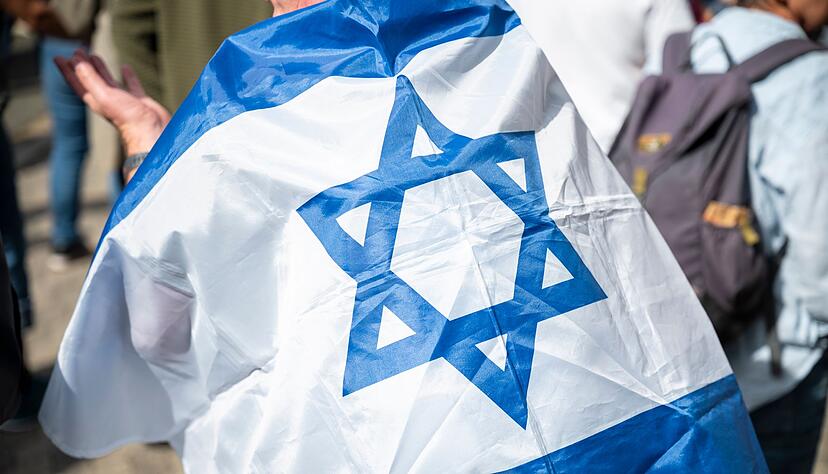 Ein Jugendlicher soll versucht haben, eine israelische Flagge anzuzünden. (Symbolbild) Ein Jugendlicher soll versucht haben, eine israelische Flagge anzuzünden. (Symbolbild)