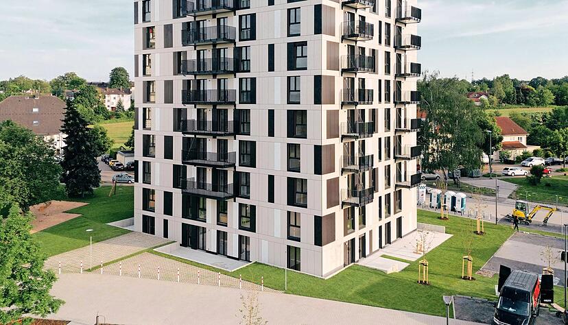 So sieht das erste Projekt von Gropyus aus: In Wei&szlig;enthurm bei Koblenz wurde ein neunst&ouml;ckiges Geb&auml;ude in serieller Holz-Hybrid-Bauweise mit 54 Wohnungen fertiggestellt und &uuml;bergeben.