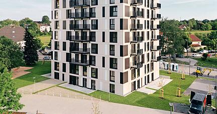 So sieht das erste Projekt von Gropyus aus: In Wei&szlig;enthurm bei Koblenz wurde ein neunst&ouml;ckiges Geb&auml;ude in serieller Holz-Hybrid-Bauweise mit 54 Wohnungen fertiggestellt und &uuml;bergeben. Foto: Gropyus