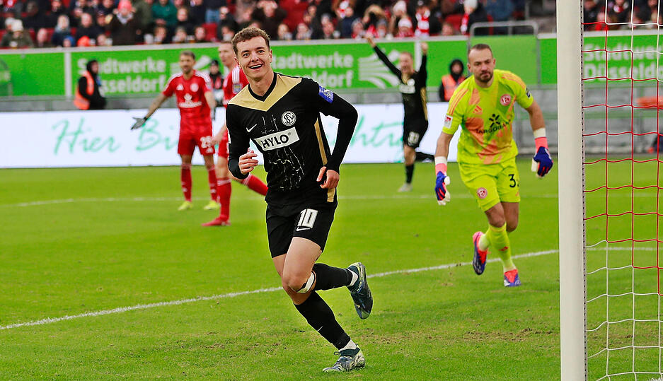 Fisnik Asllani vom SV 07 Elversberg (ausgeliehen von der TSG Hoffenheim): 22 Jahre – Sturm – Marktwert: 1,2 Millionen Euro – Vertrag bis 2026 Fisnik Asllani vom SV 07 Elversberg (ausgeliehen von der TSG Hoffenheim): 22 Jahre – Sturm – Marktwert: 1,2 Millionen Euro – Vertrag bis 2026