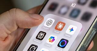 Die Mehrheit der Menschen in Deutschland benutzt mehr oder weniger regelm&auml;&szlig;ig Anwendungen der K&uuml;nstlichen Intelligenz. (Symbolbild)