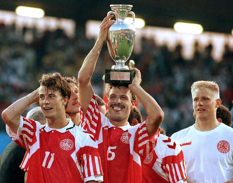 Die EM 1992 sorgte für eine Überraschung: Der Weltmeister von 1990, Deutschland, verliert das Finale gegen Dänemark 0:2. Die Dänen holen sich den Titel.