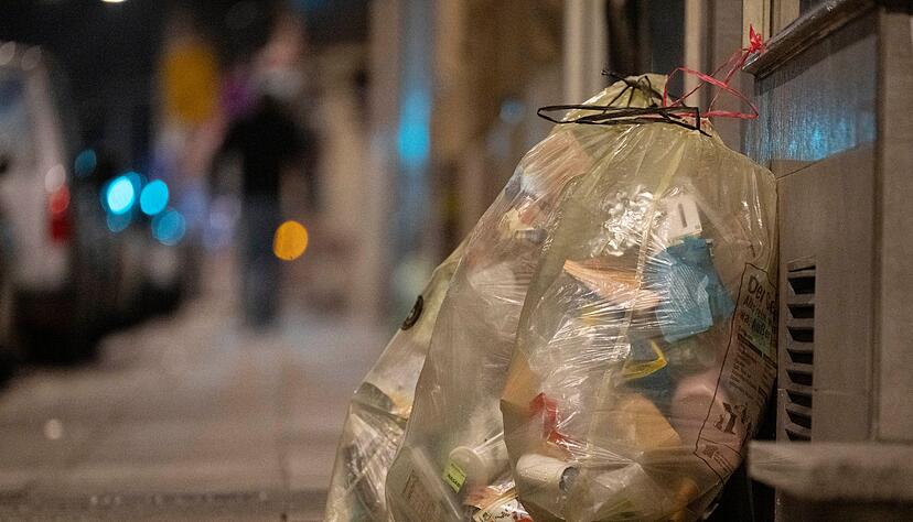 Rein in den Gelben Sack, damit der M&uuml;ll sp&auml;ter recycelt werden kann: Plastikm&uuml;ll an einer Stra&szlig;e in Deutschland.