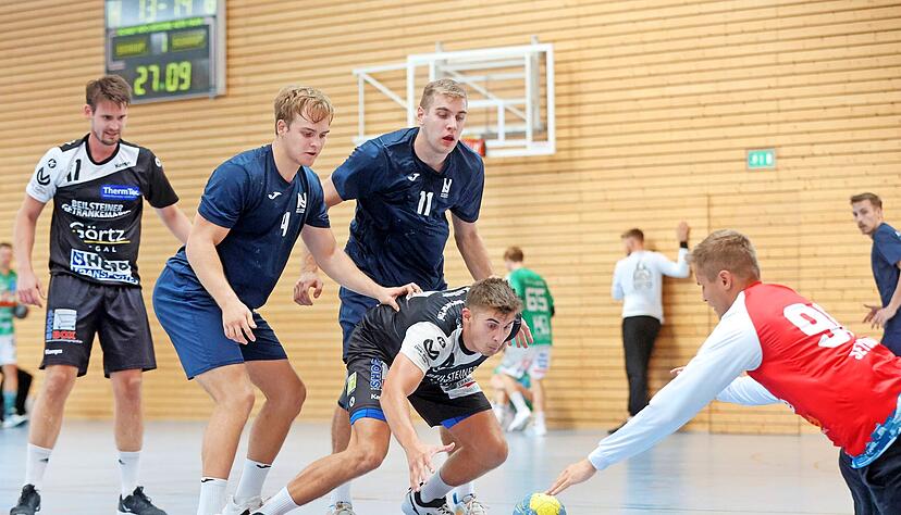 Intensiver Stromberg-Cup I: Jonas Keller (SG Schozach-Bottwartal) und Sport-Union-Torwart Nico Seyboth k&auml;mpfen im Vorrundenspiel um den Ball.