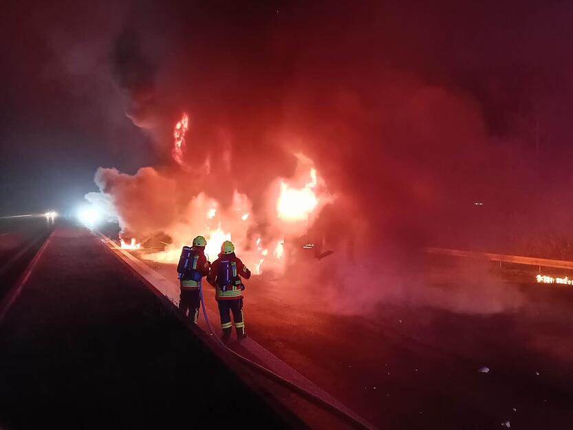 Die L&ouml;scharbeiten gestalten sich als schwierig.