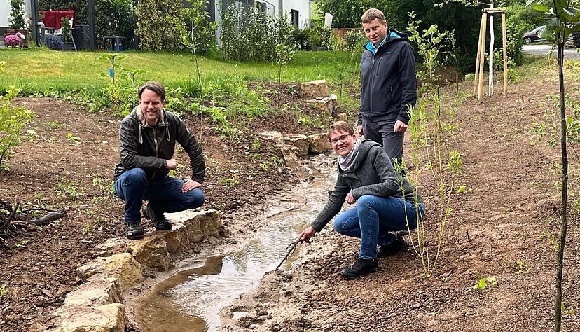 Die Landschaftsarchitekten Jochen Roos (links) und Lara Heinisch freuen sich gemeinsam mit Abstatts Bauamtsleiter Tm Breiten&ouml;der &uuml;ber die gelungene Renaturierung des Happenbachs.