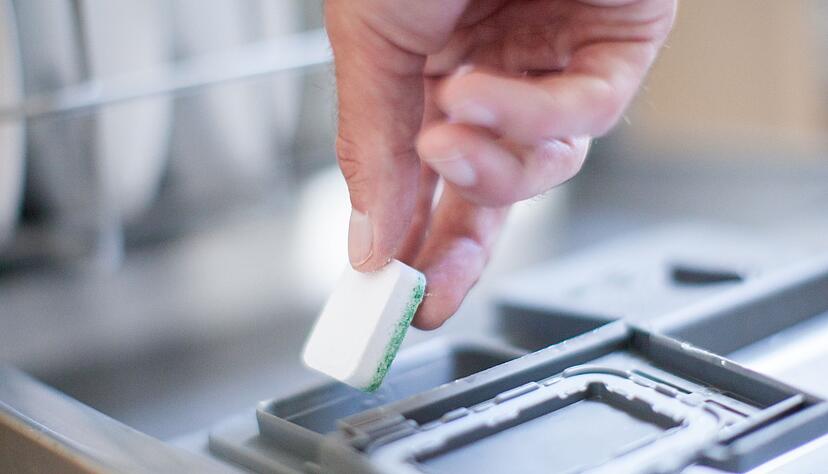 Mittelwechsel: Wenn das Geschirr unangenehm riecht, kann man zunächst ein anderes Reinigungsprodukt testen. Mittelwechsel: Wenn das Geschirr unangenehm riecht, kann man zunächst ein anderes Reinigungsprodukt testen.