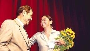 Erleichterung über den gelungenen Start: Schulleiter Frieder Münz überreicht Schulgründerin Bettina Würth einen Strauß Sonnenblumen.Fotos: Henry Doll