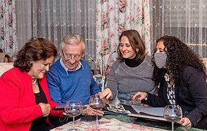 Bl&auml;ttern an Silvester durch Fotoalben und lehnen Feuerwerk bewusst ab: Familie Swiebocki in Frankenbach.
Foto: Mario Berger