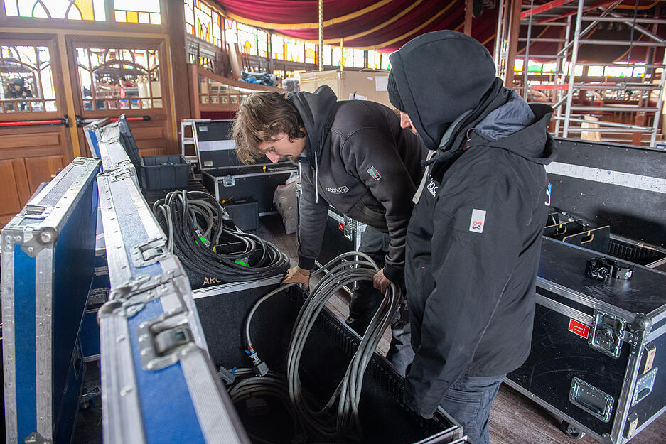 Licht- und Tontechnik werden installiert und verkabelt.