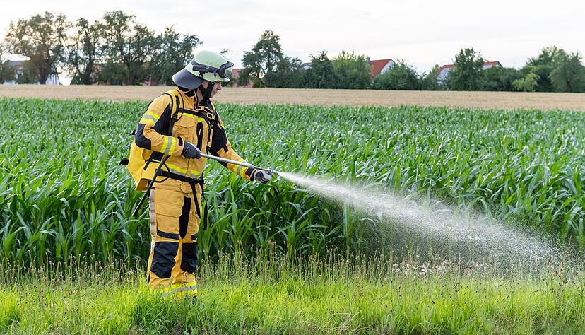 Um Feuer in unwegsamem Gelände in Wald und Flur zu löschen, sind die Feuerwehrleute mit einem Löschrucksack und Handstrahlrohr ausgestattet. Die Einsatzkleidung ist leichter als die Standardmontur. Foto: Mario Berger Um Feuer in unwegsamem Gelände in Wald und Flur zu löschen, sind die Feuerwehrleute mit einem Löschrucksack und Handstrahlrohr ausgestattet. Die Einsatzkleidung ist leichter als die Standardmontur. Foto: Mario Berger