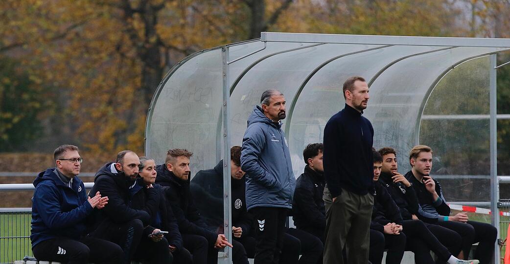 F&uuml;r den Klassenerhalt in der Fu&szlig;ball-Verbandsliga ziehen Trainer Manuel Fischer und der VfR Heilbronn alle Register.
