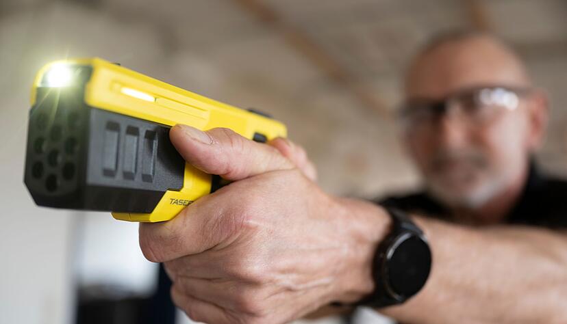 Die neueste Taser-Generation kann bis zu zehn Schüsse abgeben und aus mehr als 13 Metern Entfernung eingesetzt werden. (Archivbild) Die neueste Taser-Generation kann bis zu zehn Schüsse abgeben und aus mehr als 13 Metern Entfernung eingesetzt werden. (Archivbild)