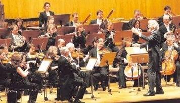 Auf der Heimatbühne: Das Heilbronner Sinfonieorchester mit Dirigent Peter Braschkat begeistert das Publikum.Fotos: Ralf Seidel