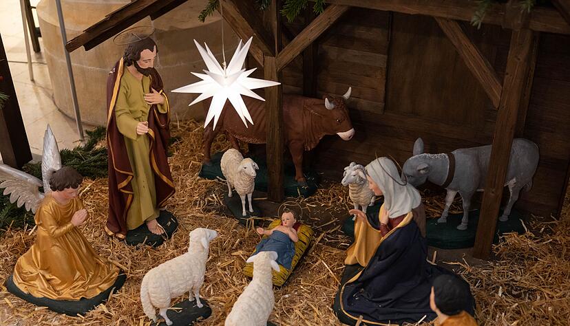 Krippe mit dem Jesuskind mit Ochs, Esel und Schafen.