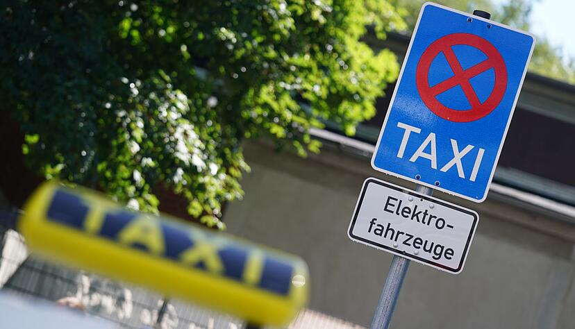 Einige Taxifahrer würden gerne auf E-Antrieb umstellen - wenn es mehr Ladesäulen an den Taxiständen gäbe. Einige Taxifahrer würden gerne auf E-Antrieb umstellen - wenn es mehr Ladesäulen an den Taxiständen gäbe.