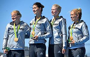 Siegerehrung für den Doppelvierer in Rio (von links): Annekatrin Thiele, Carina Bär, Julia Lier und Schlagfrau Lisa Schmidla. Foto: dpa Siegerehrung für den Doppelvierer in Rio (von links): Annekatrin Thiele, Carina Bär, Julia Lier und Schlagfrau Lisa Schmidla. Foto: dpa