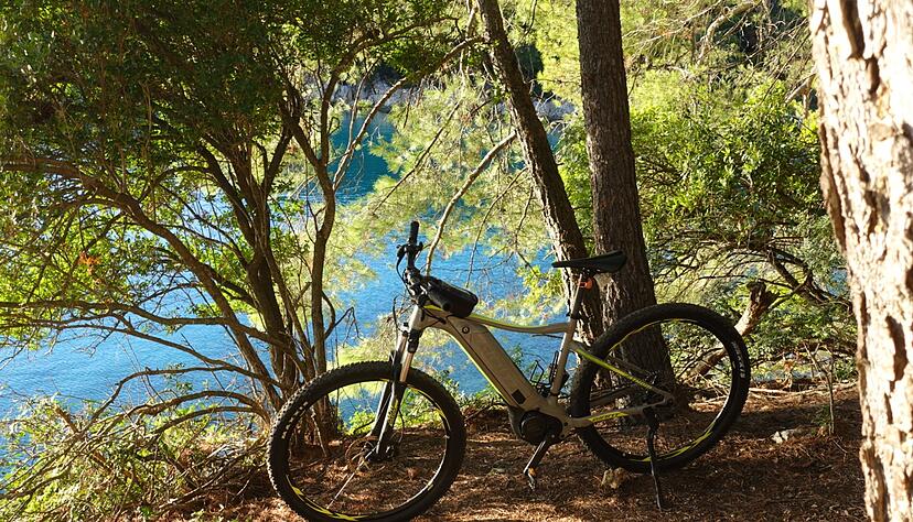 Auf der Halbinsel Kalifront im Nordwesten Rabs finden Mountainbiker viele Trails. Auf der Halbinsel Kalifront im Nordwesten Rabs finden Mountainbiker viele Trails.