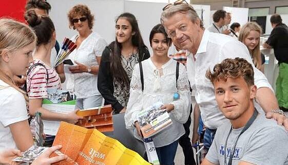 Casper Ruud, derzeit die Nummer sieben der Welt, gibt 2017 Autogramme. Casper Ruud, derzeit die Nummer sieben der Welt, gibt 2017 Autogramme.