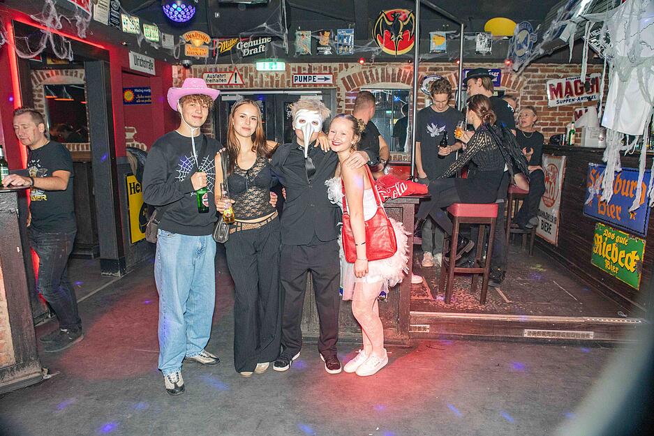 Bei der Halloween Night Party in der Gartenlaube trugen die Besucher ganz unterschiedliche Kostüme. Bei der Halloween Night Party in der Gartenlaube trugen die Besucher ganz unterschiedliche Kostüme.
