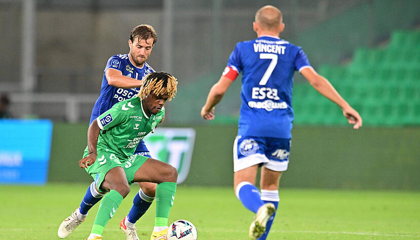 Eric Bile Darnell spielte zunächst für AS Saint-Etienne (grünes Trikot) und kam über Portugal nach Griechenland. Nun soll der VfB Stuttgart ihn beobachten. Eric Bile Darnell spielte zunächst für AS Saint-Etienne (grünes Trikot) und kam über Portugal nach Griechenland. Nun soll der VfB Stuttgart ihn beobachten.