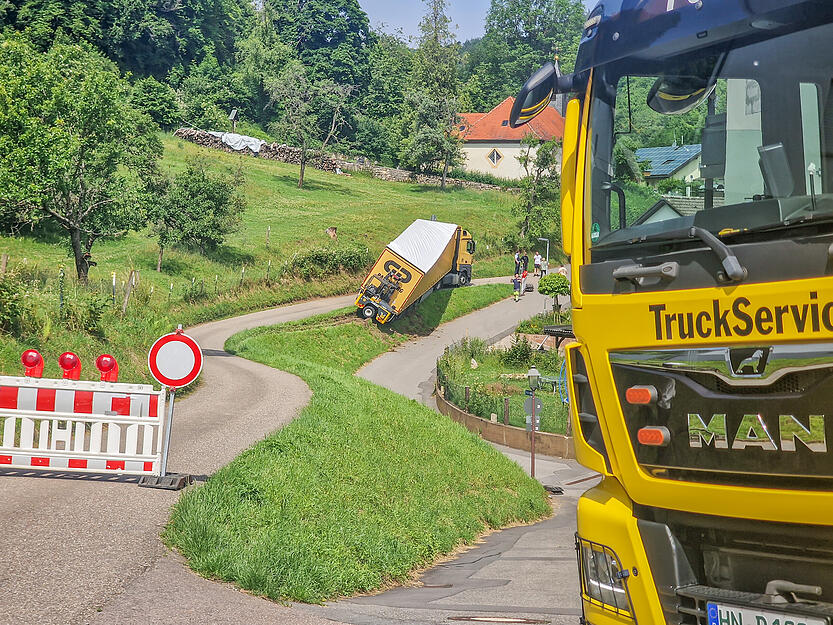 Nach dem Lkw-Unfall ist die kleine Nebenstraße in Haßmersheim (Neckar-Odenwald-Kreis) gesperrt. Nach dem Lkw-Unfall ist die kleine Nebenstraße in Haßmersheim (Neckar-Odenwald-Kreis) gesperrt.