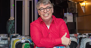 &bdquo;Die Reklame, die ist wichtig&ldquo;, wei&szlig; Schauspieler Andr&eacute; Eisermann, der daher f&uuml;r eine Stippvisite nach Heilbronn kommt, wo er am 9. April auf dem Theaterschiff zu erleben ist mit einer musikalisch begleiteten Spoken-Word-Performance.