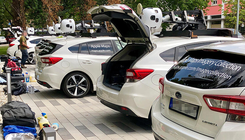 Die Apple-Autos stehen auf einem Parkplatz vor dem Welcome-Hotel in Neckarsulm. Zwischenzeitlich wurden sie wieder mit Planen zugedeckt. Von Neckarsulm aus werden die Apple-Mitarbeiter wohl auch hier die Straßen der Region abfahren und "vermessen". Foto: Christian Klose
