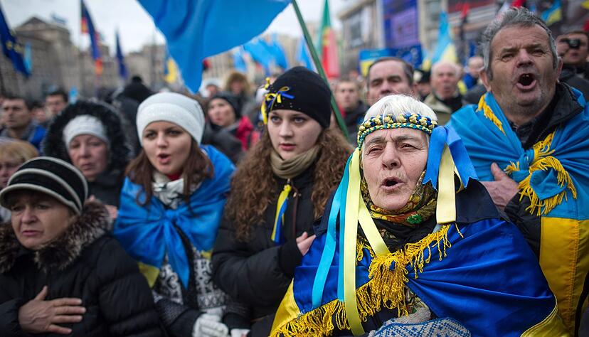 Beginn der Maidan-Proteste: Ukrainische B&uuml;rgerinnen und B&uuml;rger singen im November 2013 auf dem Unabh&auml;ngigkeitsplatz in Kiew die Nationalhsymne.