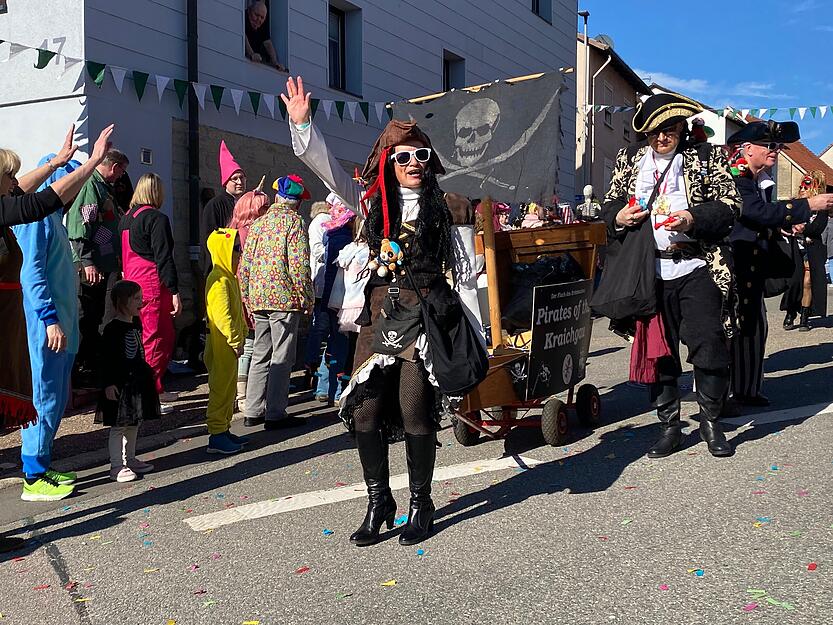 Zum Auftakt der finalen und hei&szlig; ersehnten Phase der f&uuml;nften Jahreszeit zogen zahlreiche Vereine mit fantasievoll geschm&uuml;ckten Wagen und farbenfrohen Kost&uuml;men durch die Stra&szlig;en Obergimperns.