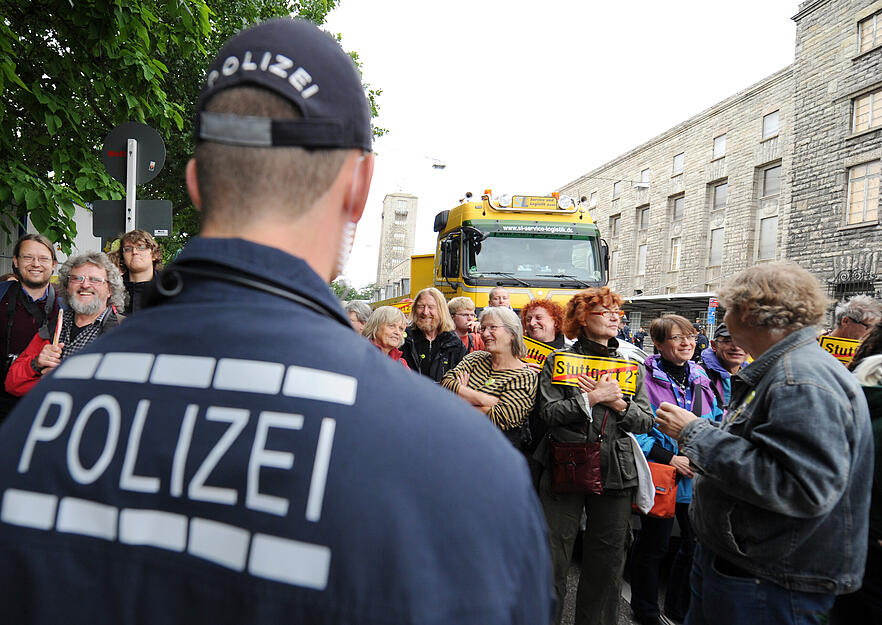 Die Proteste gegen das umstrittenen Megaprojekt gehen weiter: Projekt-Gegner stehen am Montag, 20. Juni 201,1 vor einer Baustellenzufahrt des Bahnprojekts Stuttgart 21. Damit soll der Aufbau der 17 Kilometer langen Rohrleitungen zur Grundwasserableitung verhindert werden. Die Proteste gegen das umstrittenen Megaprojekt gehen weiter: Projekt-Gegner stehen am Montag, 20. Juni 201,1 vor einer Baustellenzufahrt des Bahnprojekts Stuttgart 21. Damit soll der Aufbau der 17 Kilometer langen Rohrleitungen zur Grundwasserableitung verhindert werden.