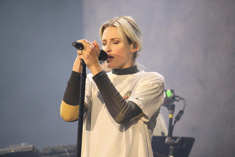 Mit dabei ist auch Emily Armstrong, die seit 2024 neue Sängerin der Band ist.