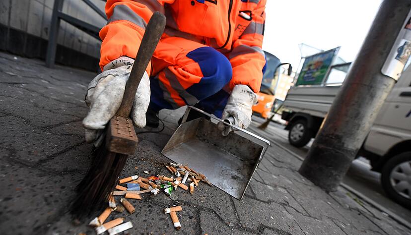Achtlos weggeworfene Kippen schaden der Umwelt - und ihre Entsorgung kostet die Kommunen jedes Jahr Millionen. Achtlos weggeworfene Kippen schaden der Umwelt - und ihre Entsorgung kostet die Kommunen jedes Jahr Millionen.