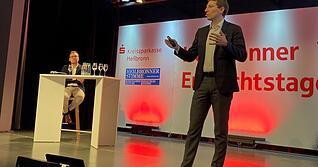 Die Wirtschaftsanwälte Steffen Burr (vorne) und Christoph Winkler kennen die vielen Fallstricke bei der Regelung der Unternehmensnachfolge.