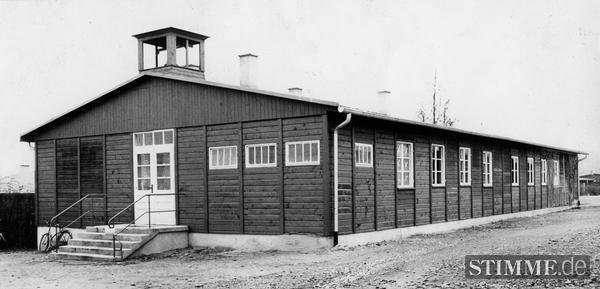 Die Kirchen können ihre seelsorgerischen Tätigkeiten zuerst nur in beengten Barackenzimmern ausüben. 1959 wird eine Lagerkirche errichtet, die für die Gläubigen einen Ort der Ruhe und Besinnung abseits der sonstigen Alltagshektik bietet. Die Kirchen können ihre seelsorgerischen Tätigkeiten zuerst nur in beengten Barackenzimmern ausüben. 1959 wird eine Lagerkirche errichtet, die für die Gläubigen einen Ort der Ruhe und Besinnung abseits der sonstigen Alltagshektik bietet.