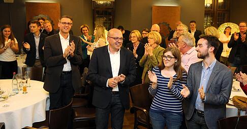Alexander Throm feiert den Direkteinzug in den Bundestag. Foto: Andreas Veigel