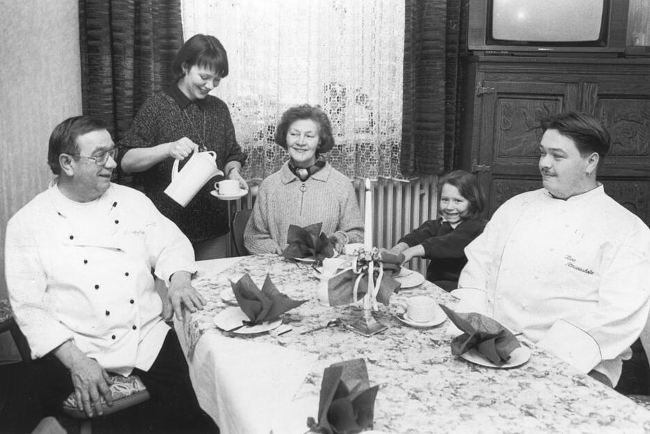 Familie Altmannshofer prägte die Geschichte der Schlachthof-Gaststätte über vier Jahrzehnte. Das Foto aus dem Jahr 1997 zeigt Rolf (von links), Ira, Anna, Melissa und Oliver Altmannshofer. Familie Altmannshofer prägte die Geschichte der Schlachthof-Gaststätte über vier Jahrzehnte. Das Foto aus dem Jahr 1997 zeigt Rolf (von links), Ira, Anna, Melissa und Oliver Altmannshofer.