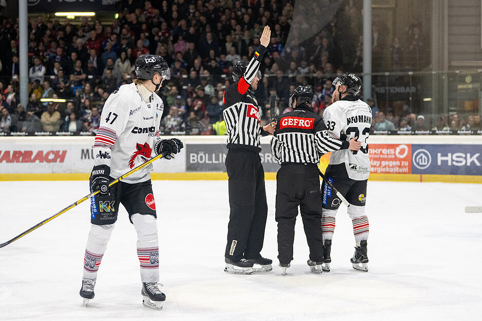 Die Heilbronner Falken gewinnen nicht nur das dritte Spiel 4:0, sondern auch die Achtelfinalserie gegen die Füchse Duisburg mit 3:0. Die Heilbronner Falken gewinnen nicht nur das dritte Spiel 4:0, sondern auch die Achtelfinalserie gegen die Füchse Duisburg mit 3:0.