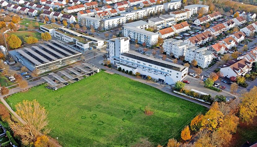 Amorbach ist in 70 Jahren fast um das Doppelte gewachsen – das damals größte Siedlungsbauvorhaben im Bundesgebiet sucht nun Investoren für die „Neue Mitte“.
Foto: Ralf Seidel Amorbach ist in 70 Jahren fast um das Doppelte gewachsen – das damals größte Siedlungsbauvorhaben im Bundesgebiet sucht nun Investoren für die „Neue Mitte“.
Foto: Ralf Seidel
