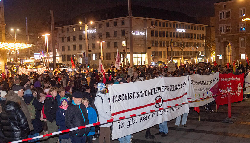 Mit Fahnen und Bannern sind die Demonstranten unterschiedlicher Gruppen zum Protest gegen die AfD-Veranstaltung nach Heilbronn gekommen.