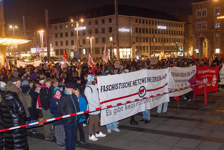 Mit Fahnen und Bannern sind die Demonstranten unterschiedlicher Gruppen zum Protest gegen die AfD-Veranstaltung nach Heilbronn gekommen. Mit Fahnen und Bannern sind die Demonstranten unterschiedlicher Gruppen zum Protest gegen die AfD-Veranstaltung nach Heilbronn gekommen.