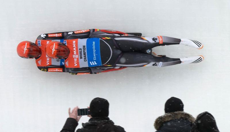 Tobias Wendl und Tobias Arlt rasen in Oberhof durch den Eiskanal. Foto: Candy Welz
