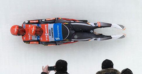 Tobias Wendl und Tobias Arlt rasen in Oberhof durch den Eiskanal. Foto: Candy Welz